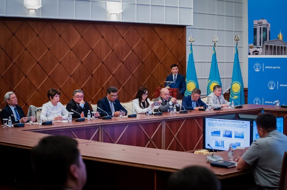 Altaı Kólginov qala aktıvimen astanany damytý jónindegi mindetterdi talqylady