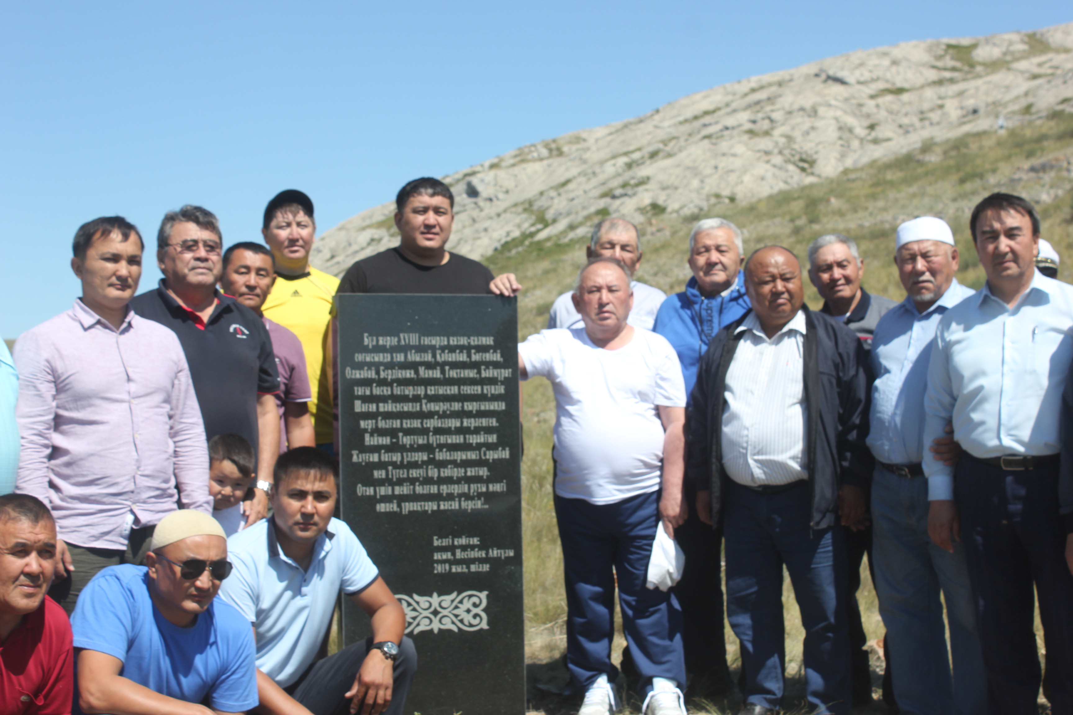 Qońyr Áýlıedegi Qazaq batyrlaryna eskertkish tas belgi qoıyldy