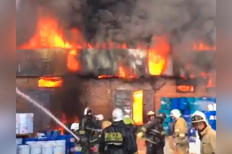 Almatyda qoıma órtenip jatyr