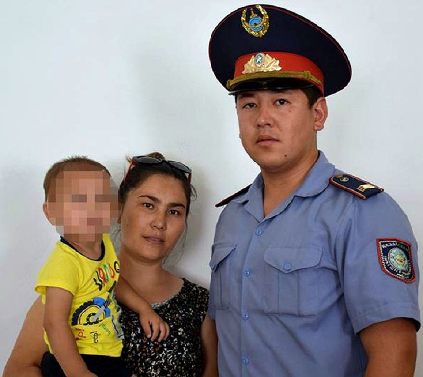 Polıseı sábıdi qutqaryp qaldy