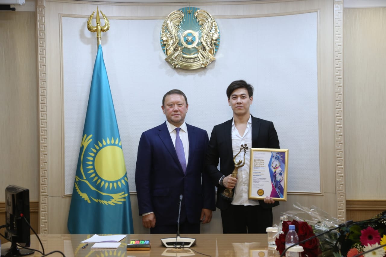 Soltústik Qazaqstan ákimi halyqaralyq festıval jeńimpazyna qurmet kórsetti