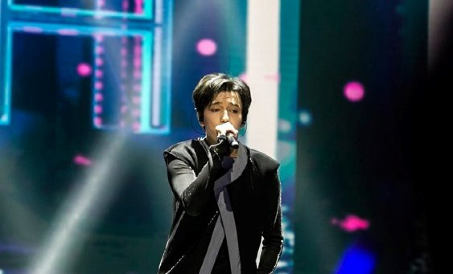 Dımash Qudaıbergen akter Djekı Channyń konsertinde óner kórsetti