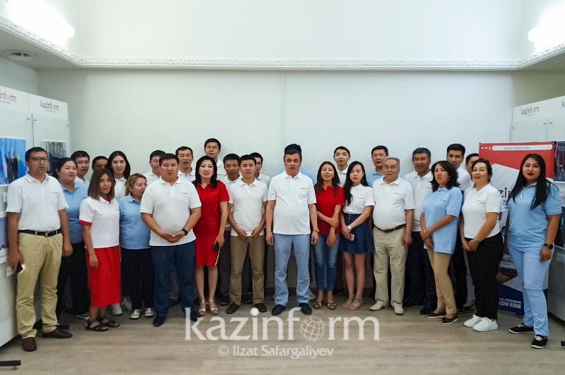 QazAqparat estafetany qabyl alyp, aqynnyń ánin 5 tilde shyrqady