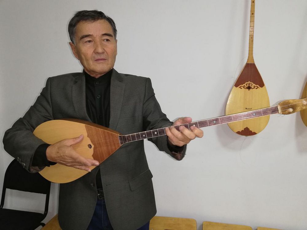 Dombyraǵa dem bergen