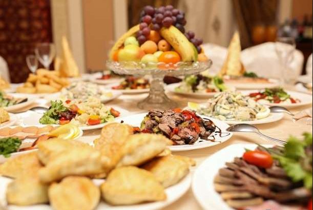 Qaraly dastarqan qaıysyp tur...