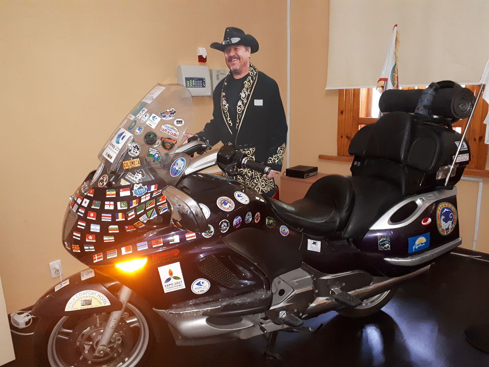 Jahandy sharlaǵan júırik motosıkl