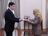 Qazaqstan Elshisi Sıngapýr Prezıdentine senim gramotalaryn tapsyrdy