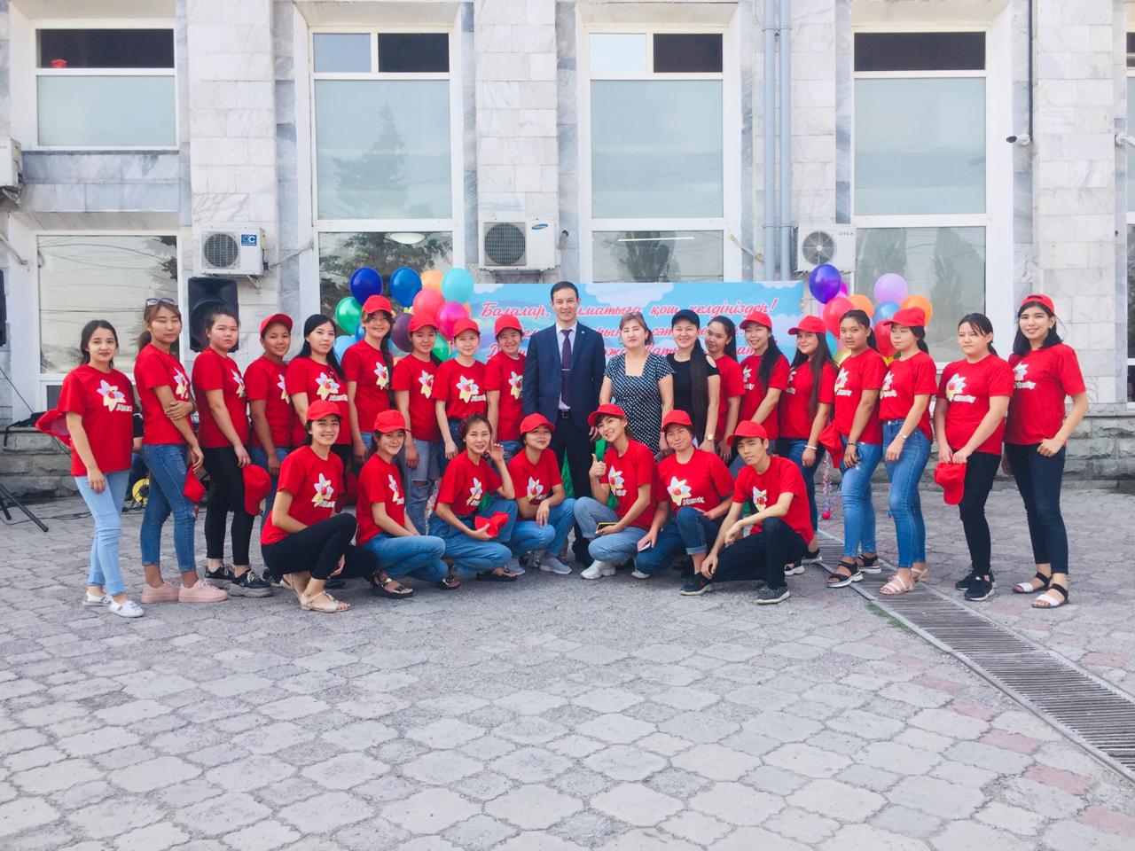 Almatyda arystyq balalar «О́rnek» lagerinde demalýda