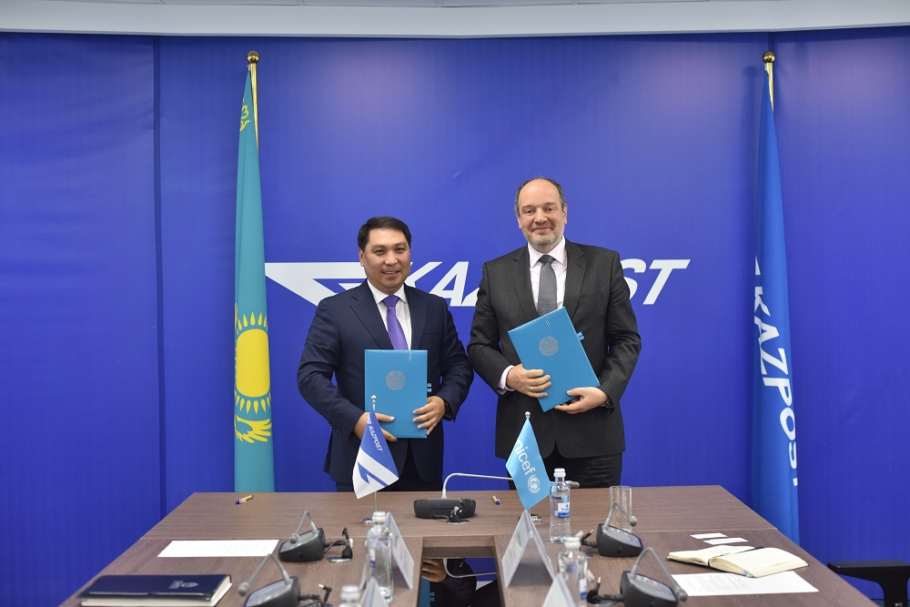 IýNISEF jáne «Qazposhta» memorandýmǵa qol qoıdy