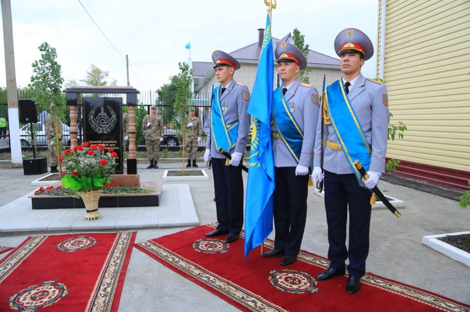 Qostanaıda erlikpen qaza tapqan polıseılerge eskertkish taqta ornatyldy