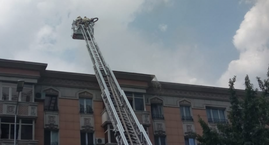 Almatyda kóp qabatty turǵyn úıden shyqqan órt aýyzdyqtaldy