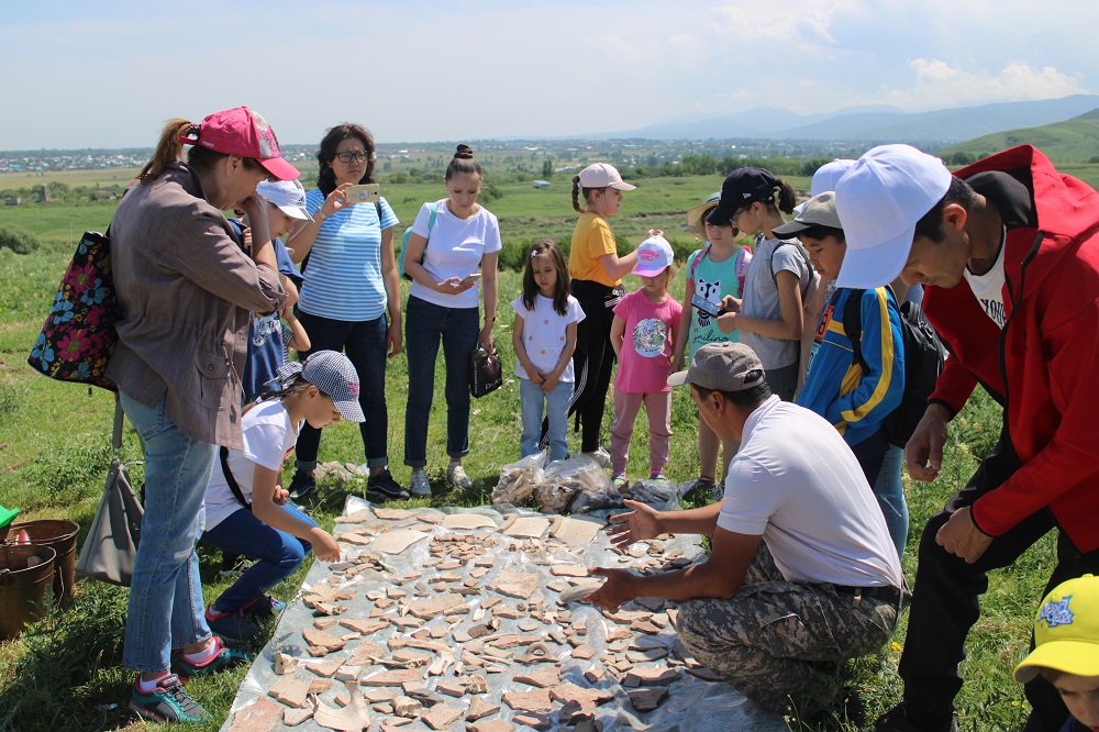 Jas arheologtar kóne qalalarǵa saıahattady