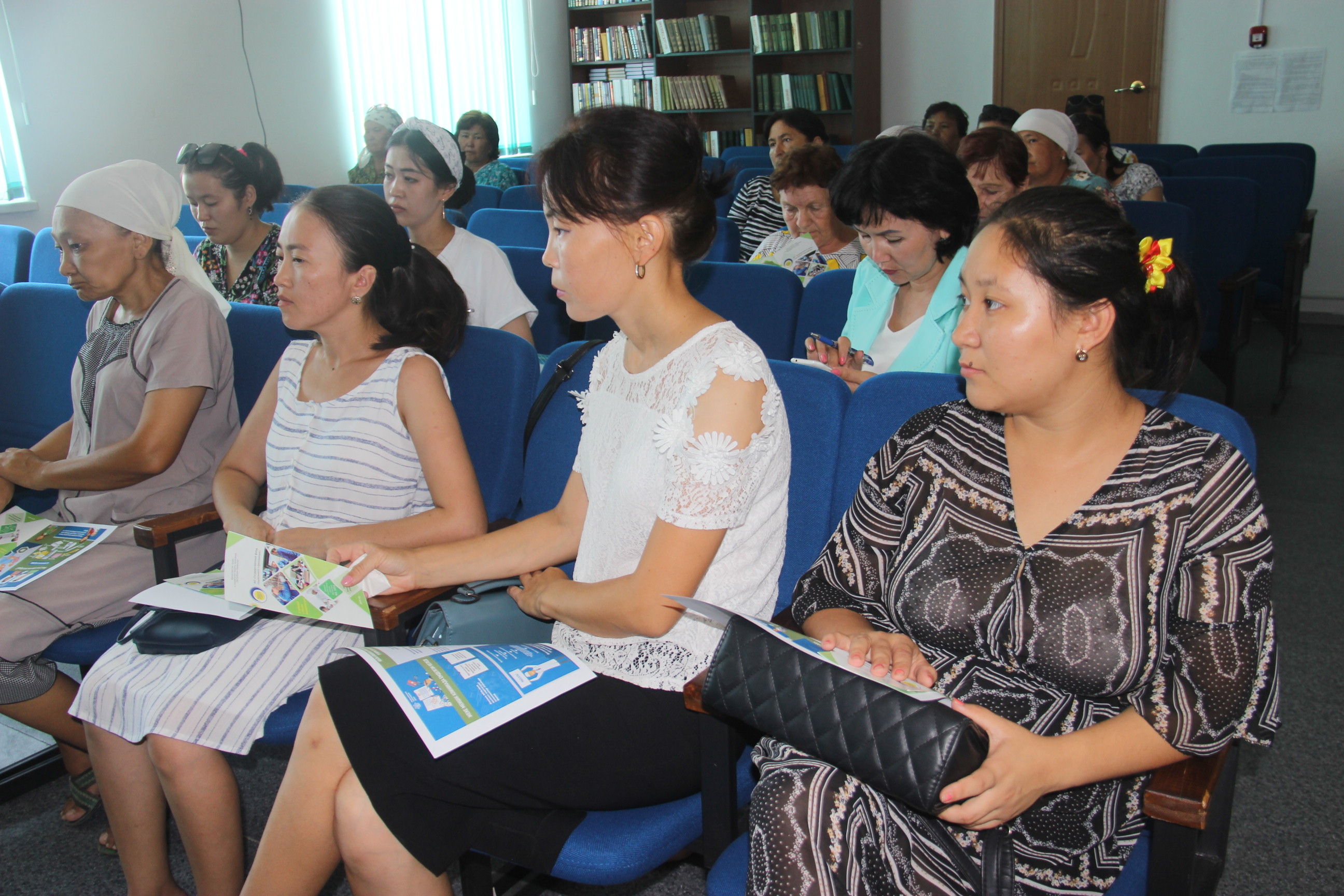 Áleýmettik sala ókilderi Túpqaraǵan aýyldaryn aralady