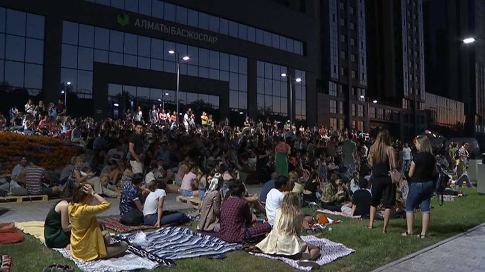 Almatylyqtar ashyq aspan astynda kıno kórdi