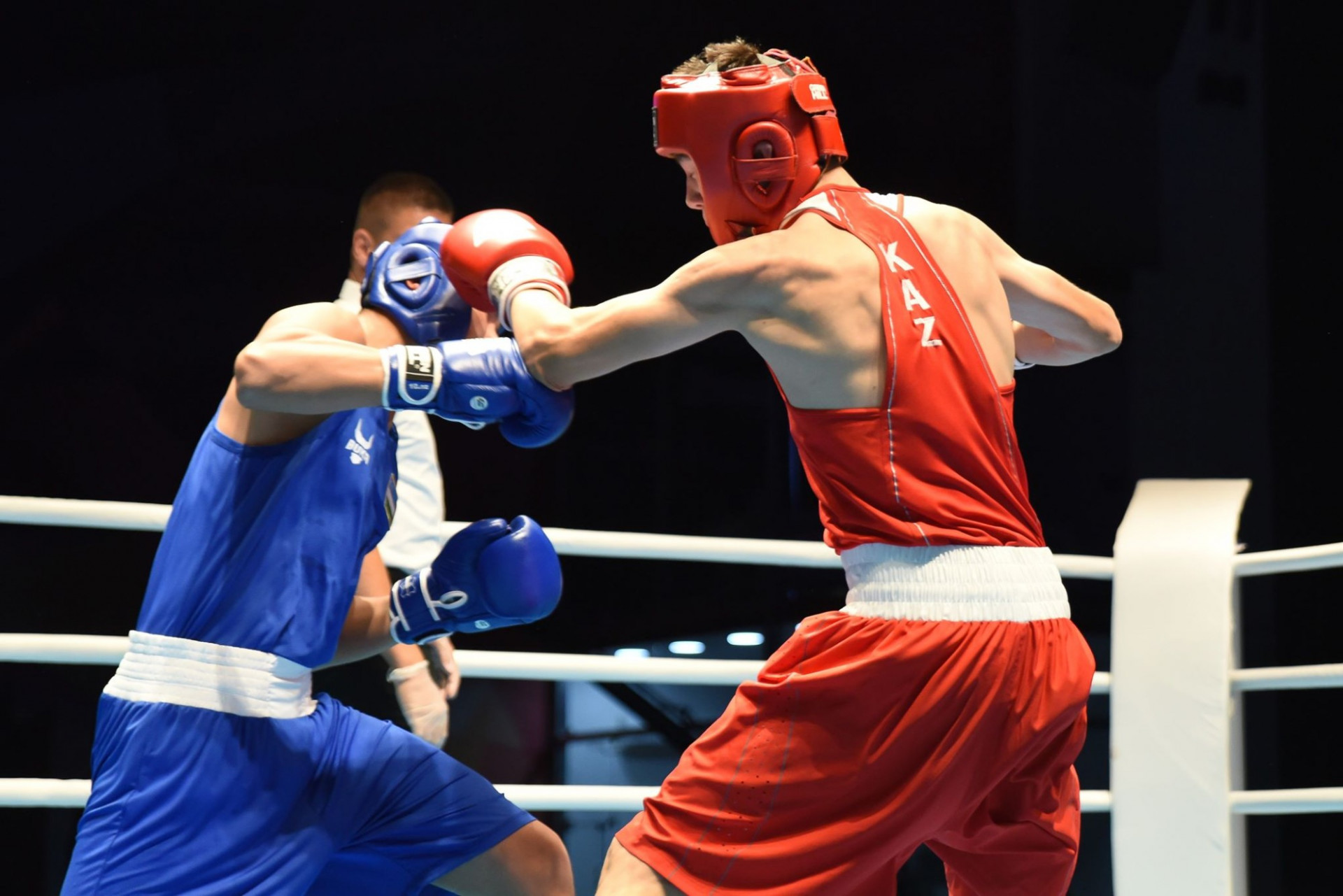 Qazaqstandyq boksshylar Azııa chempıonatynan 10 medal jeńip aldy