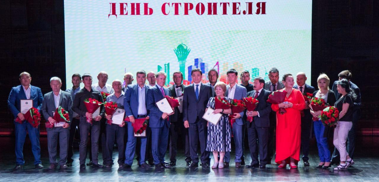 Elorda ákimi qurylys salasynyń qyzmetkerlerin quttyqtady