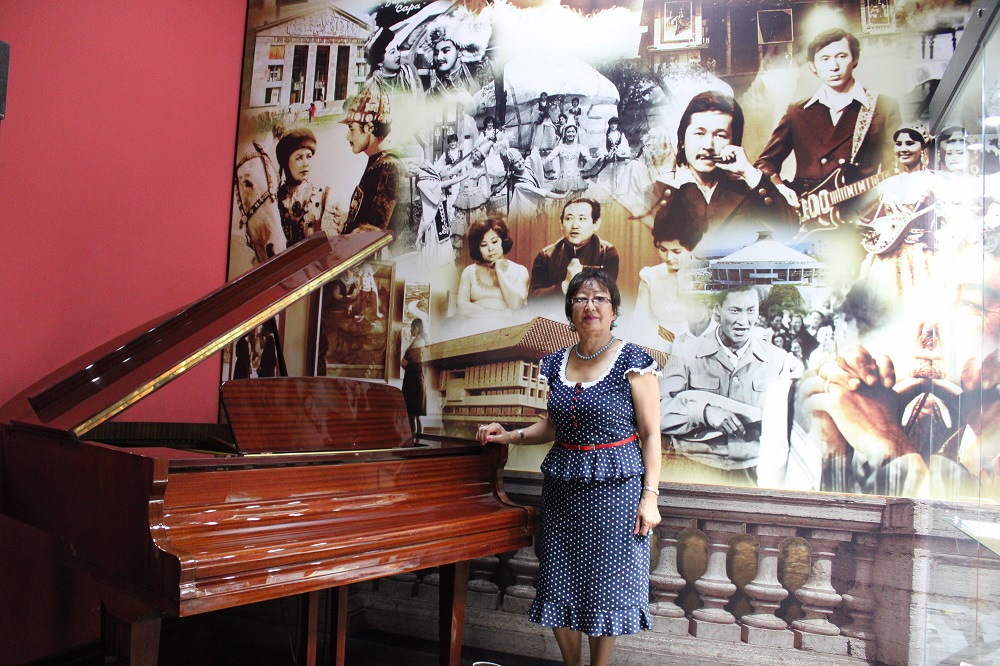 Jetigenshi Sáýle Káribaıqyzy ózi tutynǵan jádigerlerdi Almaty mýzeıine tapsyrdy