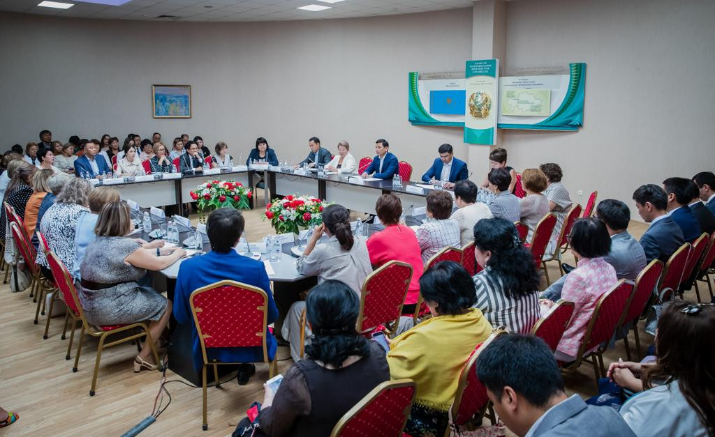 Elorda ákimi mektep dırektorlarymen kezdesti