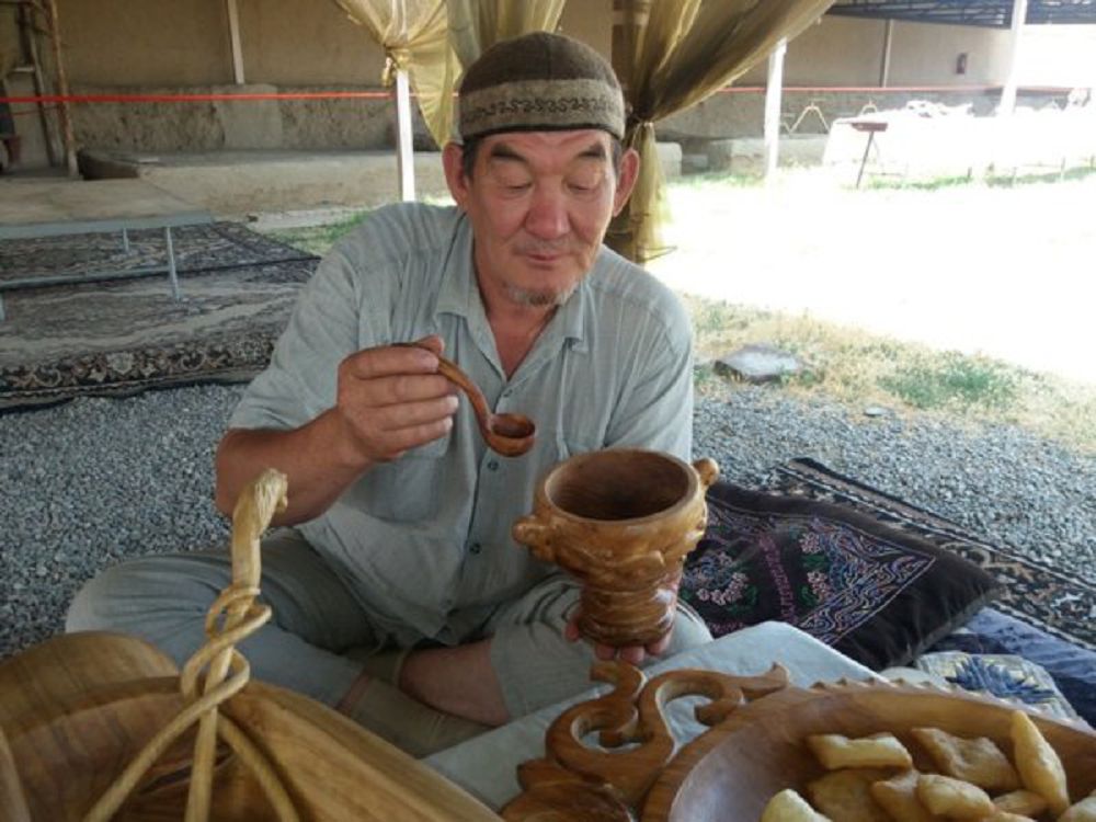 Qolónershige aınalǵan kólik júrgizýshi