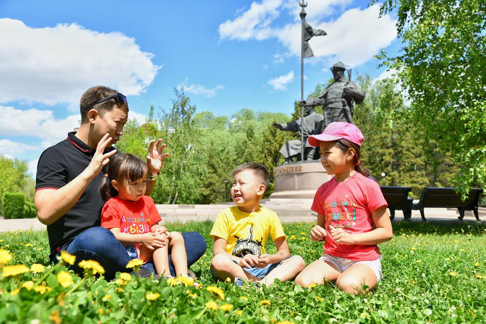 «Ákeń kele jatyr» nemese búgingi ákelerdiń otbasyndaǵy  orny qandaı?
