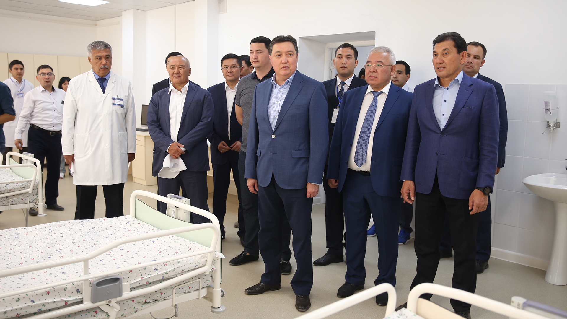 Asqar Mamın Arys qalasynda qalpyna keltirý jumystarynyń jáne Túrkistanda nysandardyń salyný barysyn tekserdi