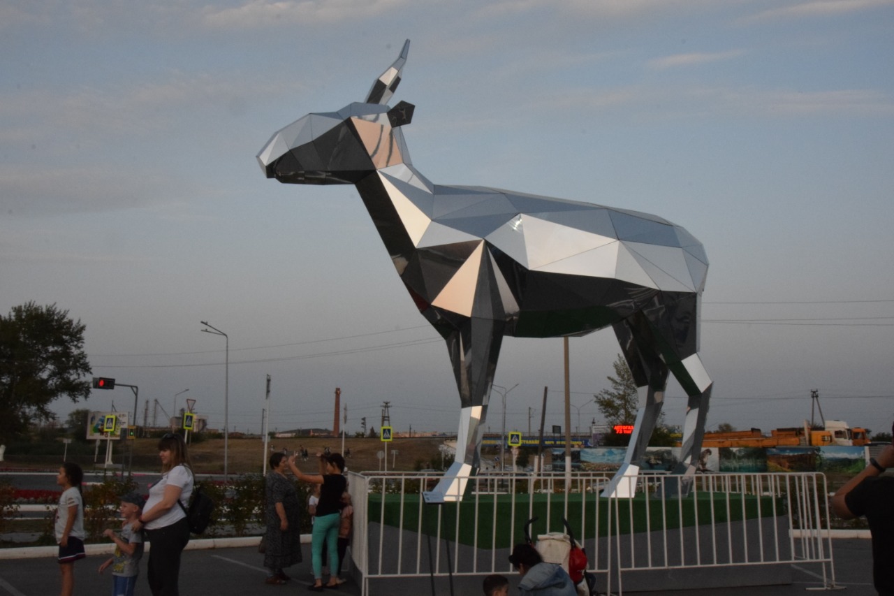 Qostanaıda kıik músini ornatyldy