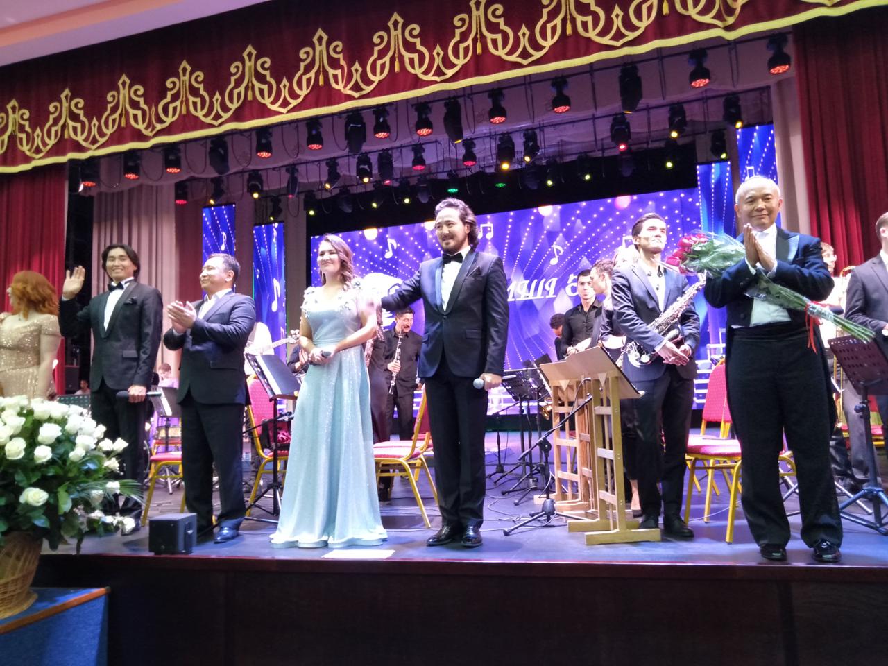 Shámshiniń uly Muhtar Qaldaıaqov Qostanaıǵa án tartý etti