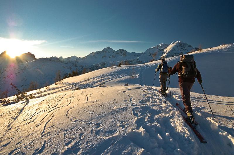 Almatylyq úsh alpınıst «Jeńis» shyńynda qalyp qoıdy