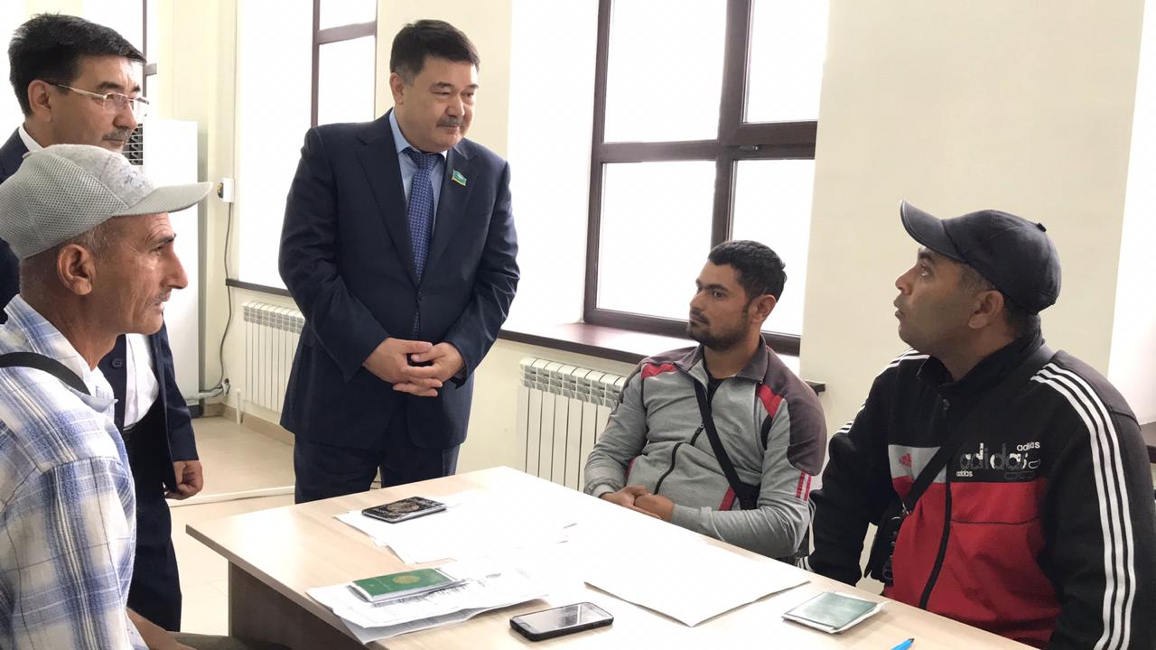 Májilismender Qaraǵandydaǵy kóshi-qon qyzmeti ortalyǵyna bardy