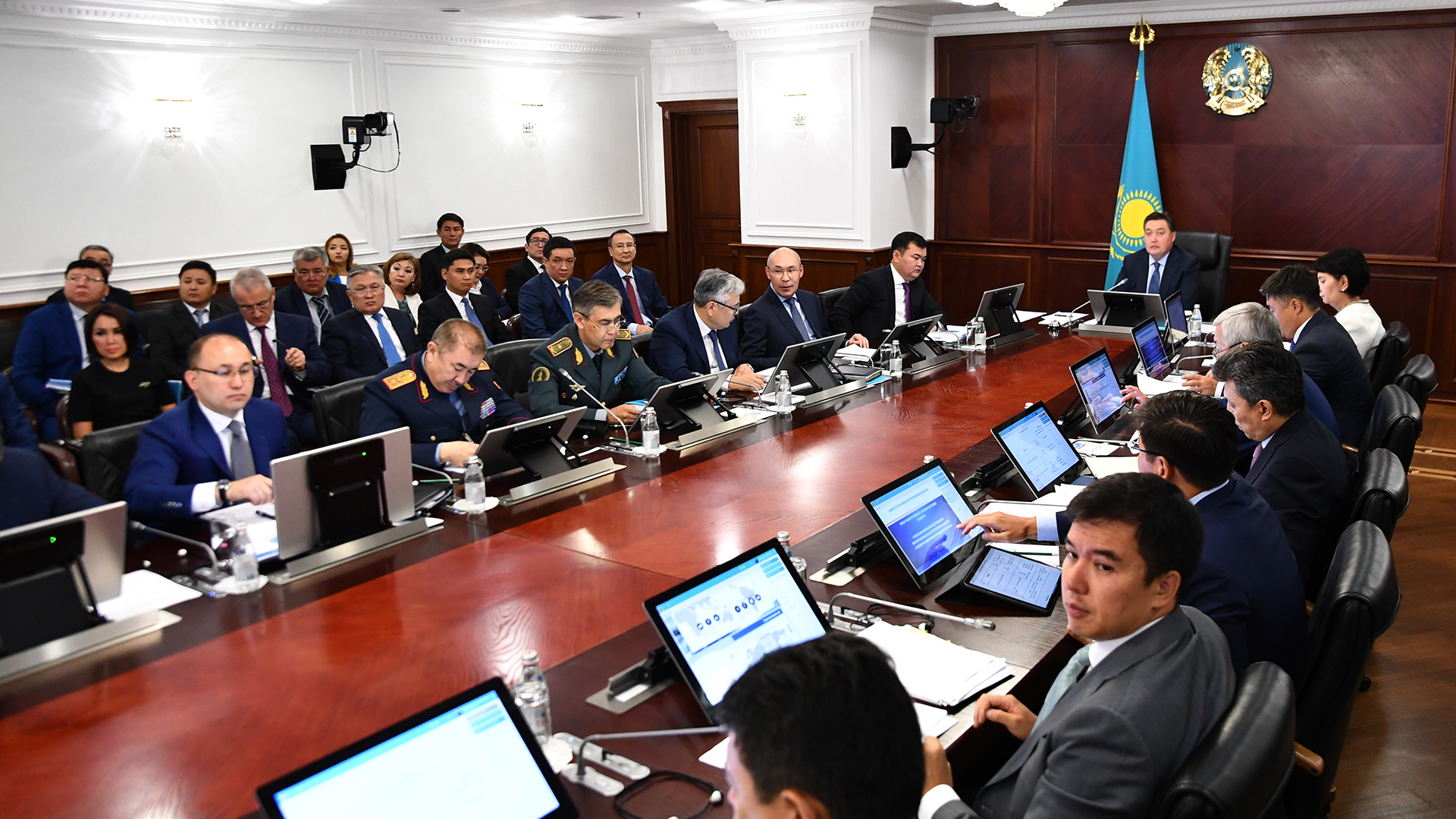 Asqar Mamın AHQO qyzmetin jetildirý jónindegi jumystardy jalǵastyrýdy tapsyrdy