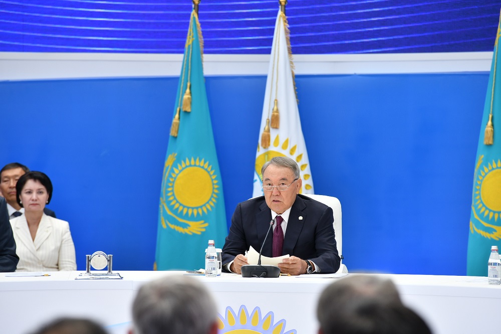 Elbasy: Nur Otan fraksııasynyń qatysýymen Úkimettiń arnaıy otyrysyn ótkizý qajet