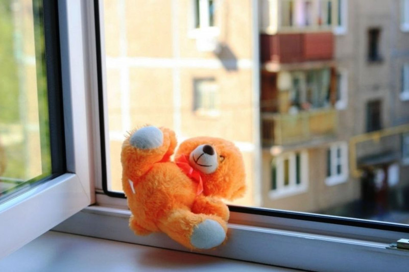 Soltústik Qazaqstanda sábı terezeden qulap, mert boldy