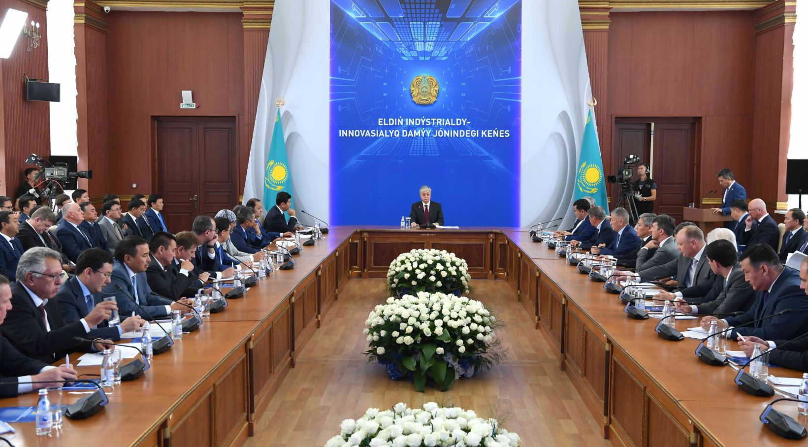 Qasym-Jomart Toqaev Qaraǵandyda elimizdiń ındýstrııalyq-ınnovasııalyq damýy jóninde keńes ótkizdi