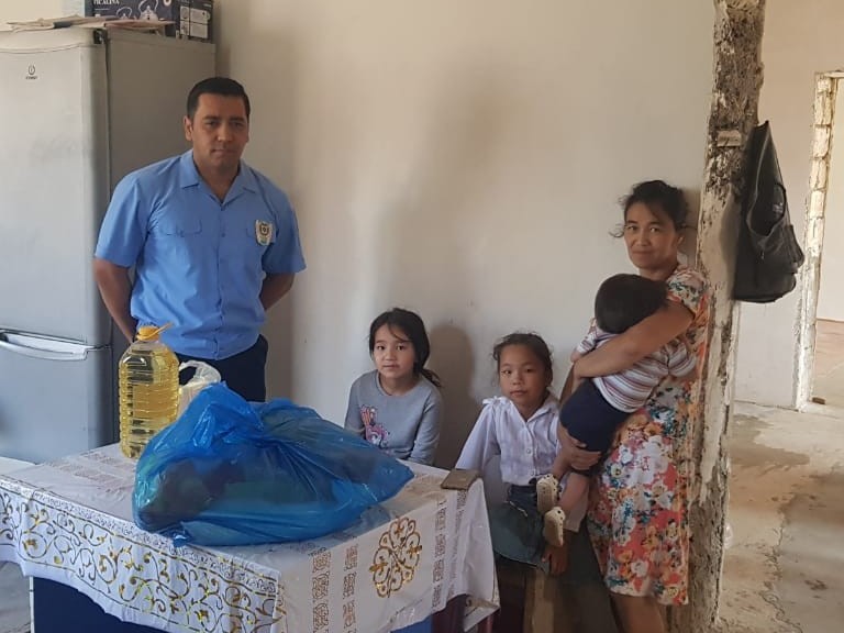 Aqtóbe oblysynyń jeke sot oryndaýshylary kóp balaly otbasyna kómek qolyn sozyp jatyr