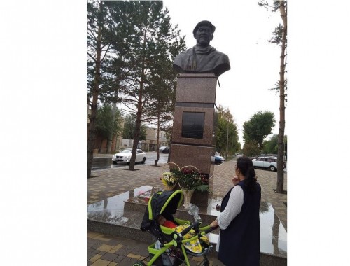 Músinshi týǵan jerdiń tórine shyqty