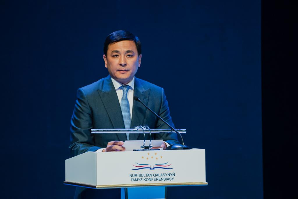 Altaı Kólginov elordalyq ustazdarǵa turǵyn úı sertıfıkattaryn tabystady