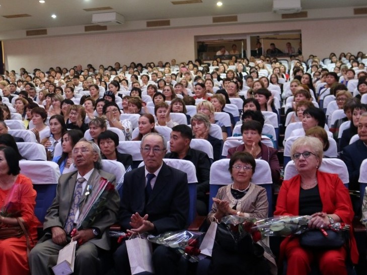 Pavlodarda  úzdik mektepterge 30 mıllıon teńgeniń sertıfıkaty tabystaldy   