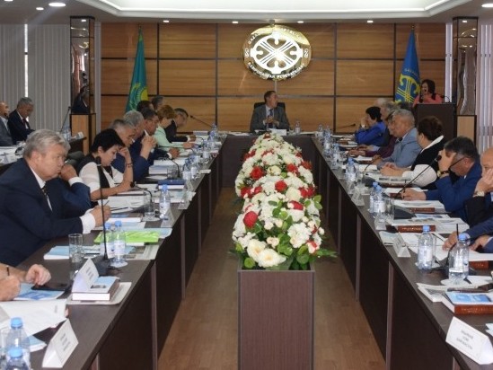 Kásipodaqtar federasııasy Berdibek Saparbaevty «Úzdik áleýmettik áriptes» belgisimen marapattady