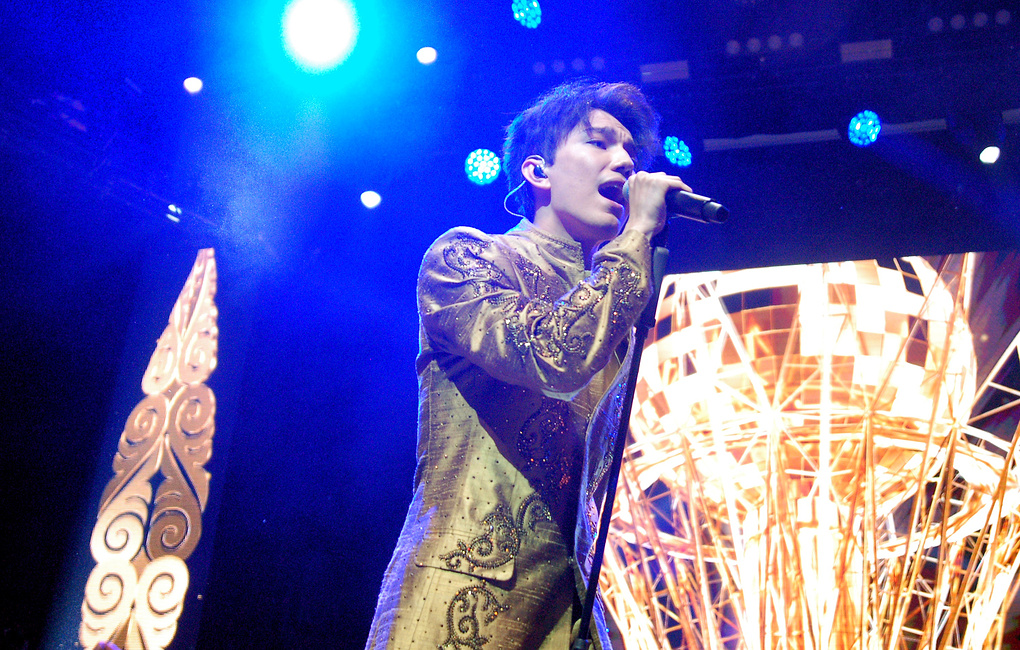 Dımashtyń sahnalyq kostıými aýksıonda 600 myń teńgege satyldy