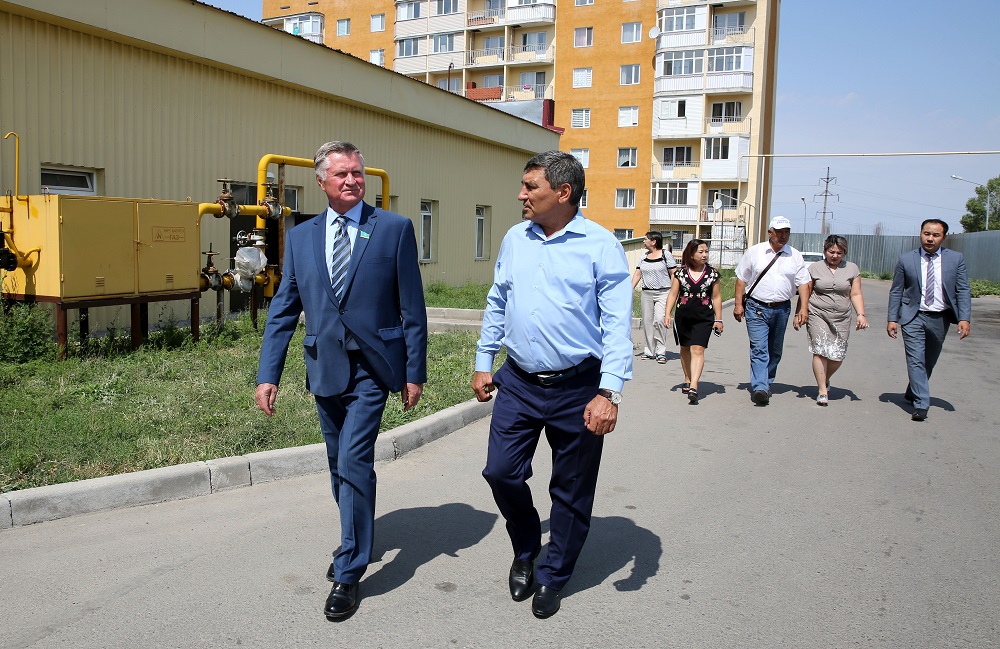 Senator V.Volkov Almaty oblysynda turǵyndarmen kezdesý ótkizdi