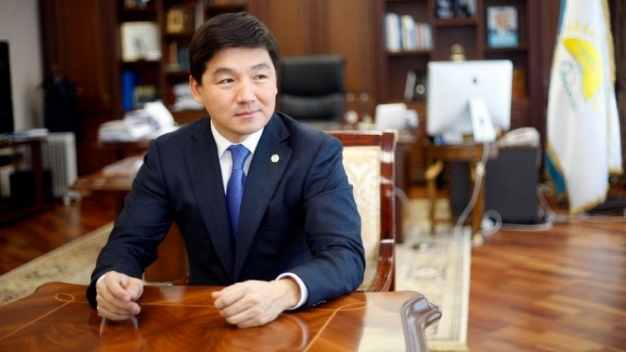 Baýyrjan Baıbek aıtys óneri men partııalyq praımerızdi salystyrdy