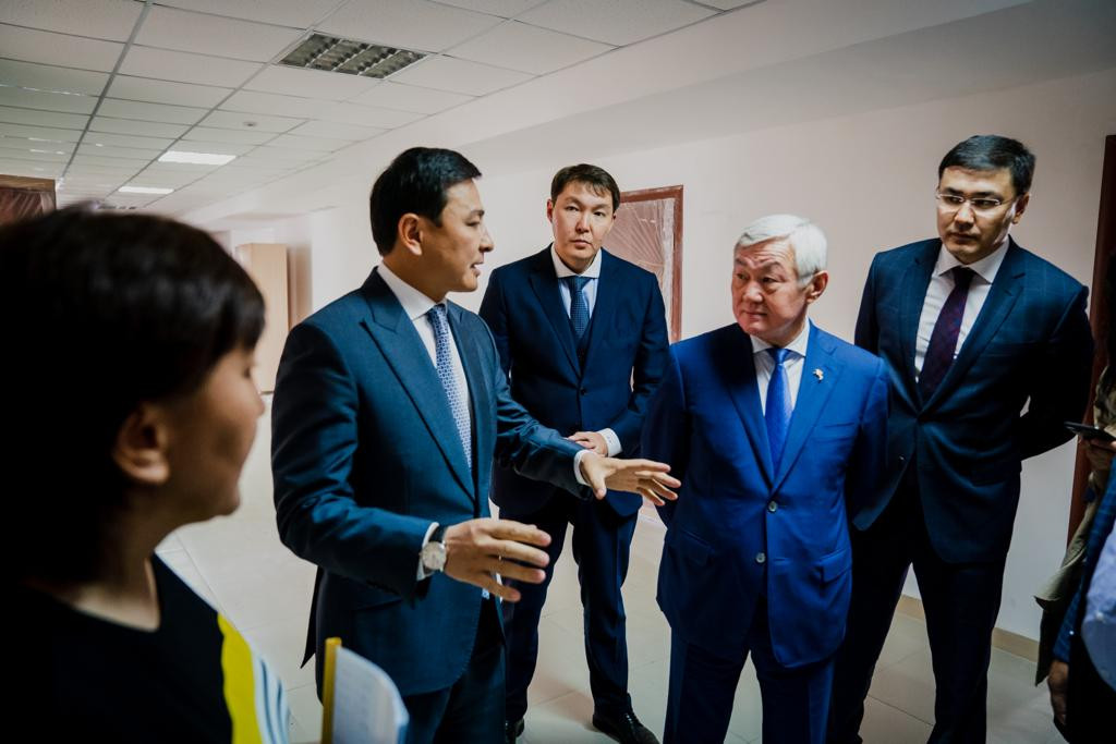 Vıse-premer men elorda ákimi mektep qurylysynyń barysymen tanysty