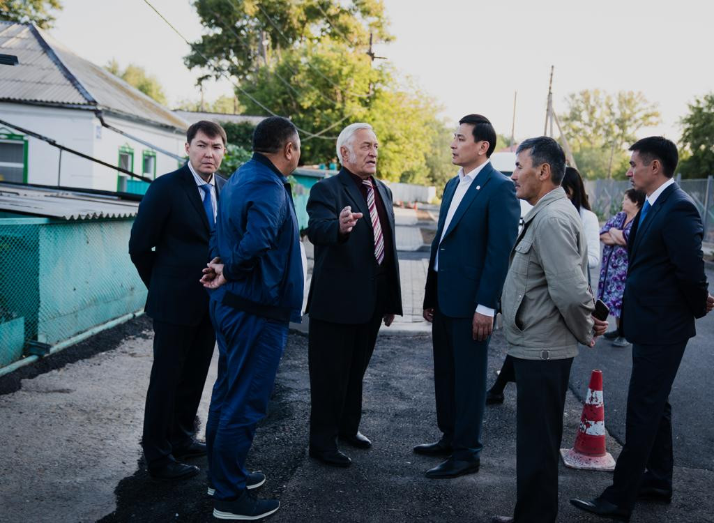 A. Kólginov mektep boıynda salynǵan asfalt sapasyn tekserdi