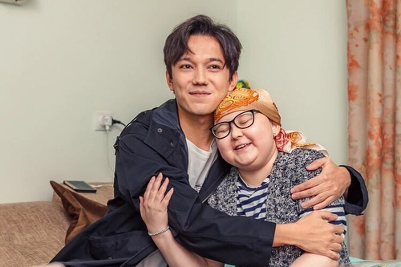 Dımash aýyr dertke shaldyqqan tatar qyzymen kezdesti