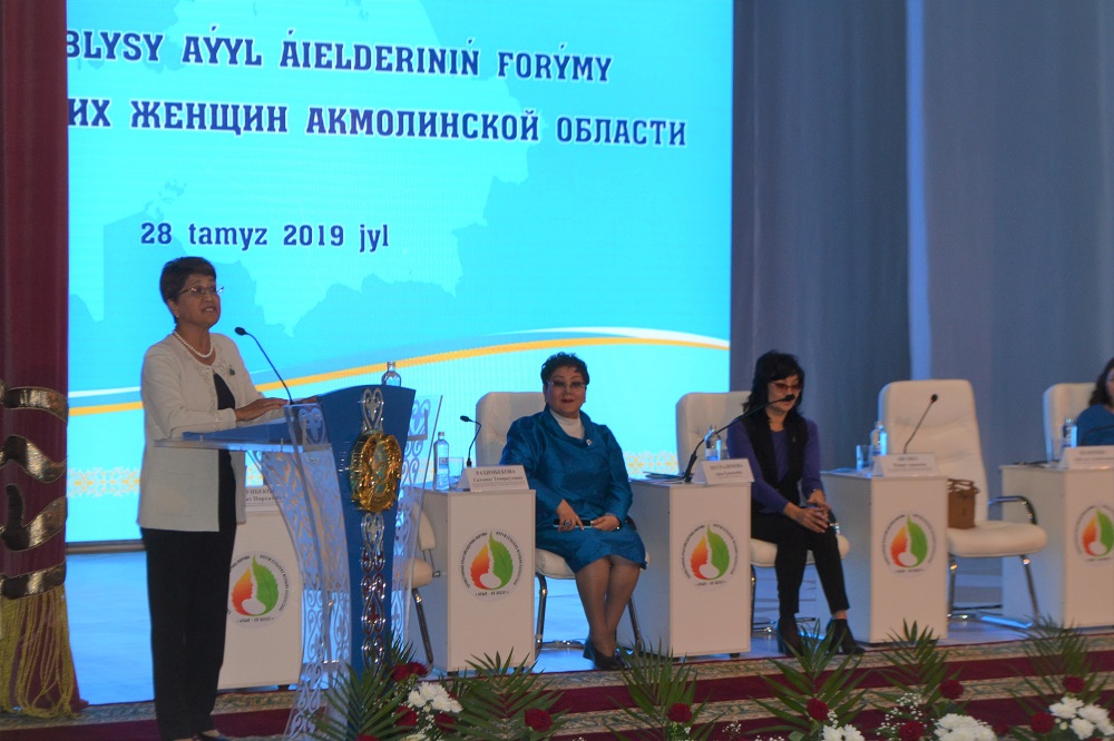 Májilis depýtattary Aqmola oblysynda ótken aýyl áıelderiniń forýmyna qatysty