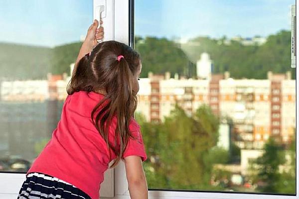 Balalardyń terezeden qulaýy: qaıǵyly jaǵdaı bolmas úshin ne isteý kerek