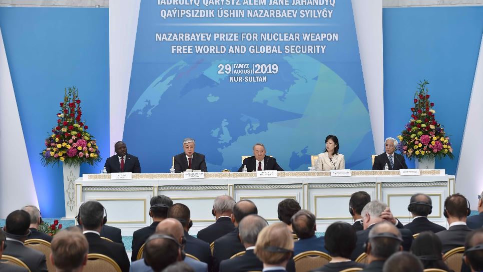 Qazaqstan Prezıdenti «Iаdrolyq qarýsyz álem jáne jahandyq qaýipsizdik úshin Nazarbaev syılyǵyn» tapsyrý rásimine qatysty
