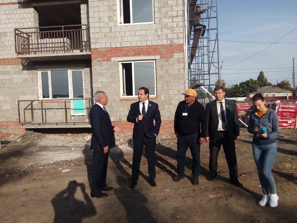 Májilis depýtattary Qostanaıdaǵy kóp páterli turǵyn úılerdiń qurylysymen tanysty