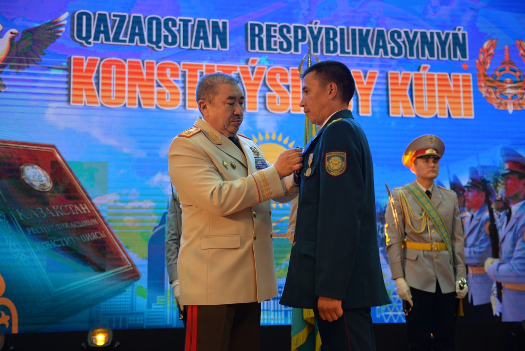 Tórt qaraǵandylyq órt sóndirýshi «Erligi úshin» medalimen marapattaldy