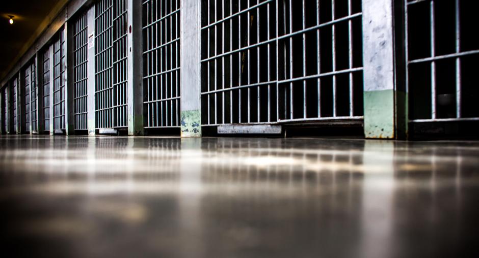 Jekemenshik túrme azaptaýdyń aldyn ala ma?